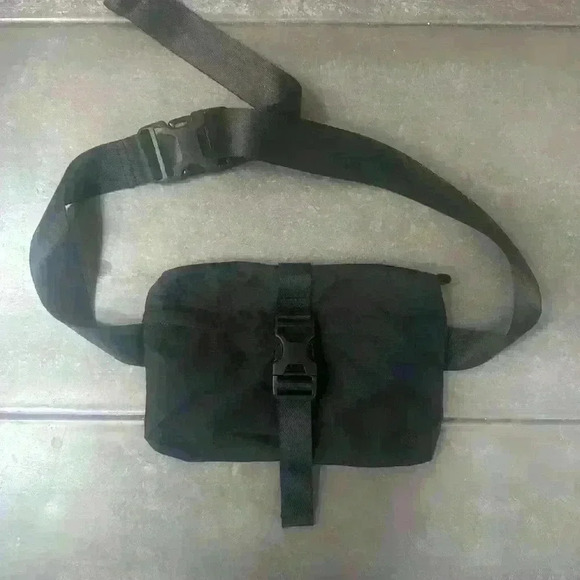 Athleta Handbags - Athleta Black Belt Bag 🖤